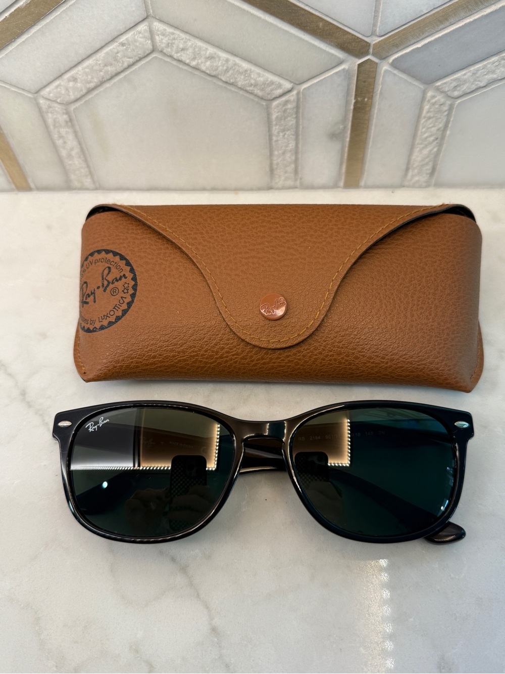 RAY-BAN 2184 WAYFARER BLACK UNISEX SUNGLASSES WITH CASE
